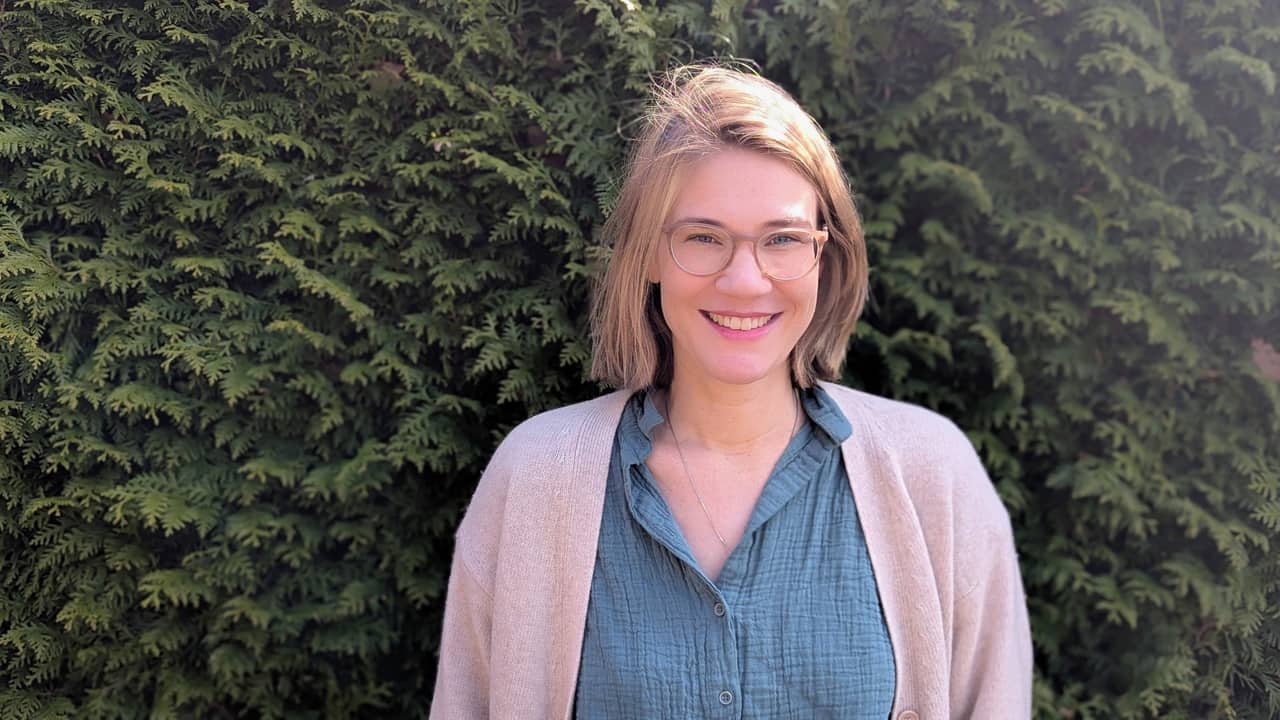 Karolin Sandig bei der Arbeit mit einem Kind - Professionelle Entwicklungsberatung